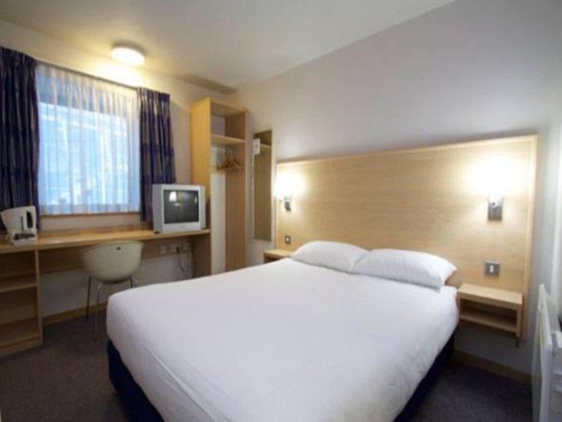 Travelodge Aberdeen Central Exterior photo
